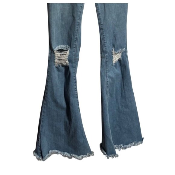 Akira Distressed Flare Jeans Womens Juniors Size 3/25 Light Wash Measures 24x33 - Picture 5 of 10